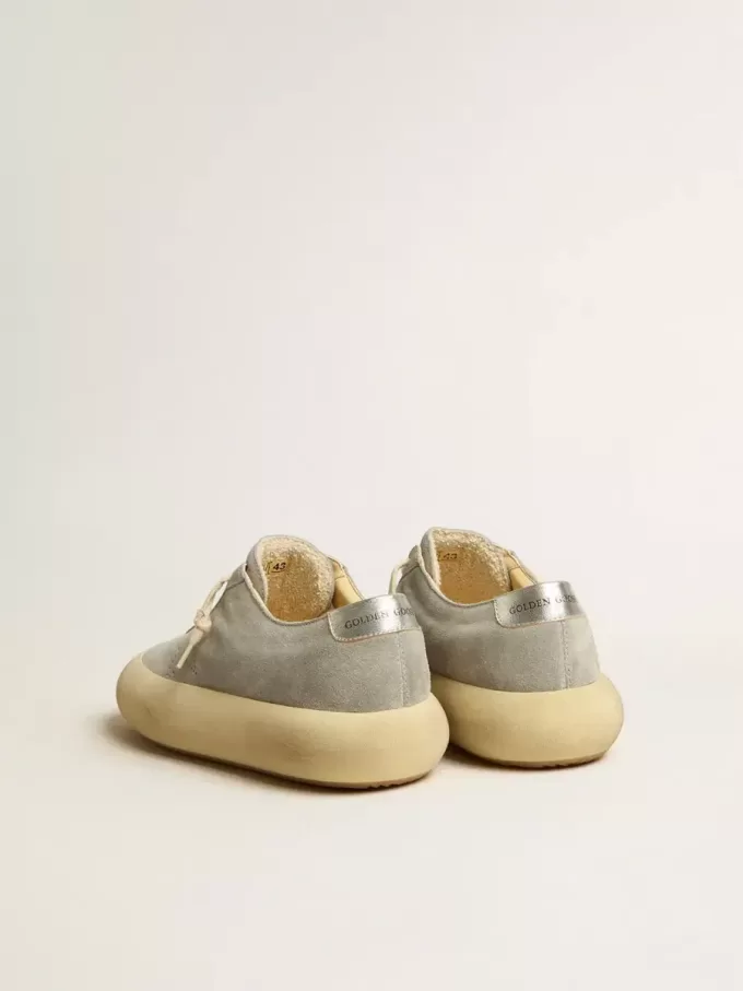 Space-Star herenschoenen van ijsgrijs suède met geperforeerde ster