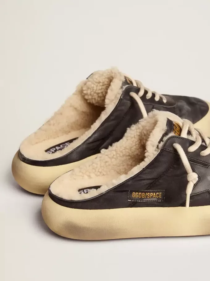 Space-Star Sabot herenschoenen van gewatteerd zwart nylon met schapenvachtvoering
