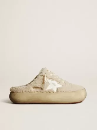 Space-Star-sabots voor dames in beige schapenvacht met witte leren ster