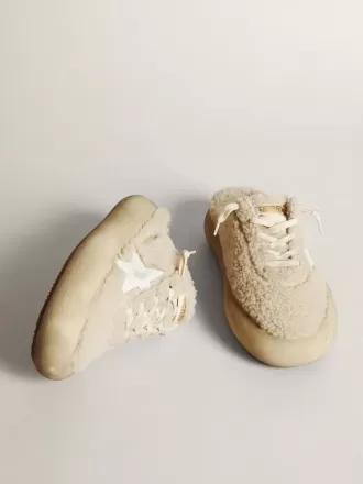 Space-Star-sabots voor dames in beige schapenvacht met witte leren ster