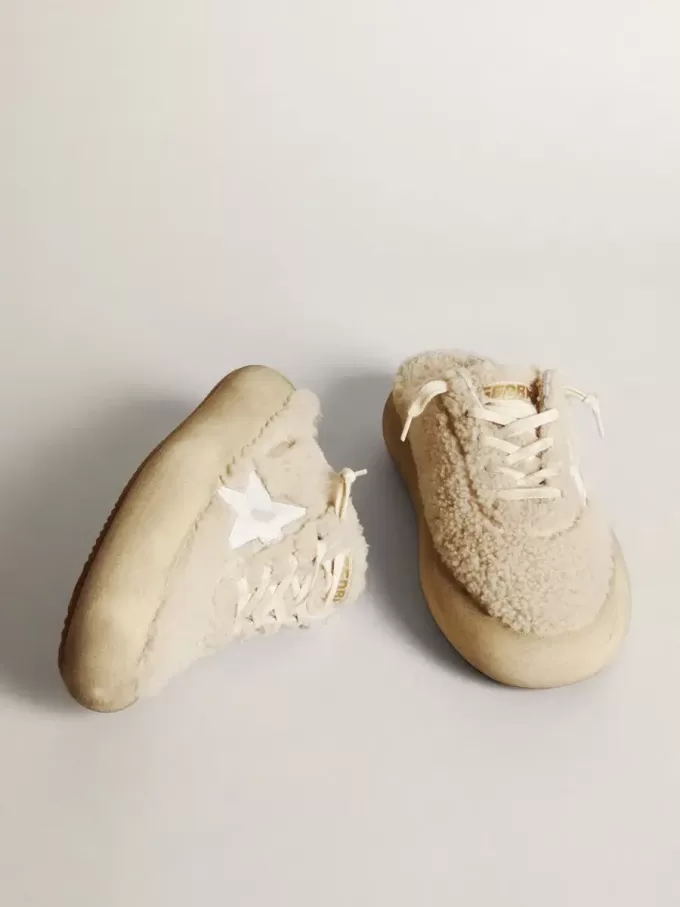 Space-Star-sabots voor dames in beige schapenvacht met witte leren ster