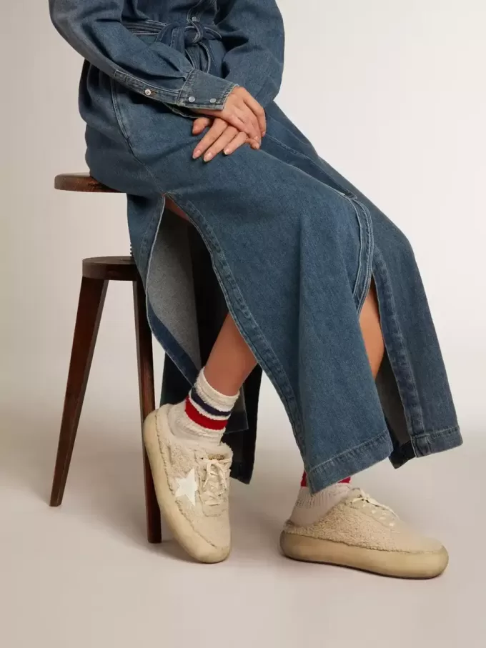 Space-Star-sabots voor dames in beige schapenvacht met witte leren ster