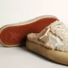 Space-Star-sabots voor dames in beige schapenvacht met witte leren ster