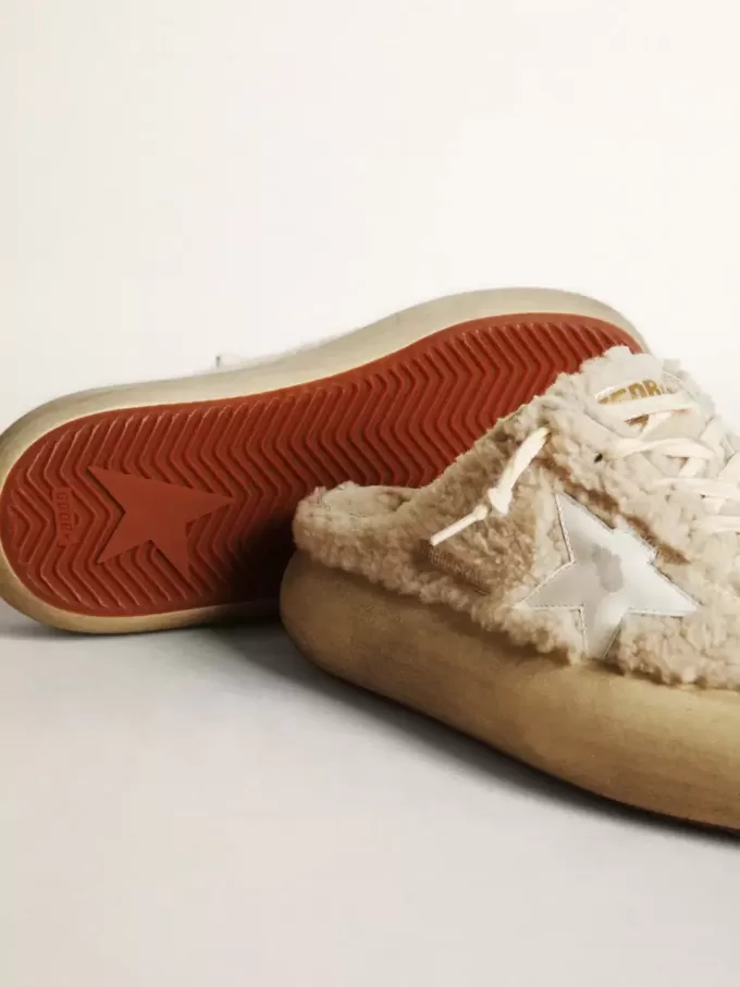 Space-Star-sabots voor dames in beige schapenvacht met witte leren ster