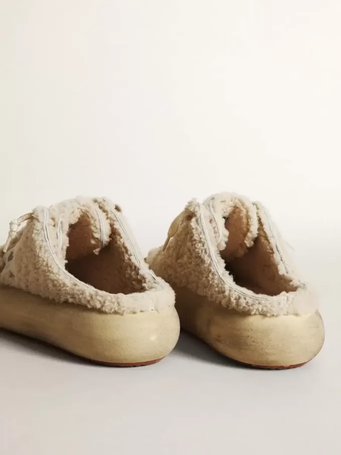 Space-Star-sabots voor dames in beige schapenvacht met witte leren ster