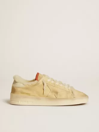 Stardan in beige suède met leren hielstuk en voering van schapenvacht