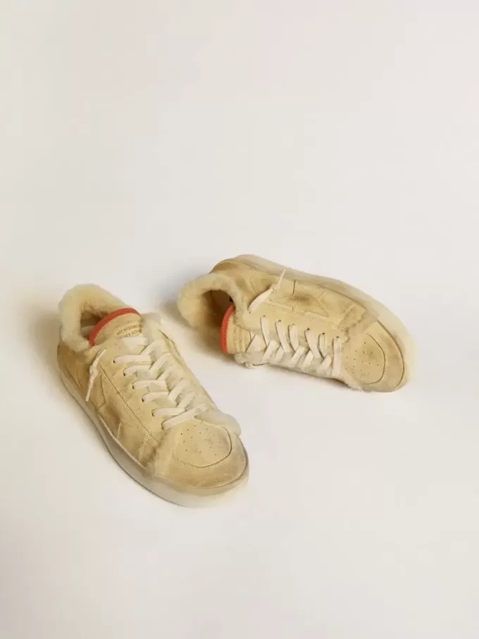 Stardan in beige suède met leren hielstuk en voering van schapenvacht