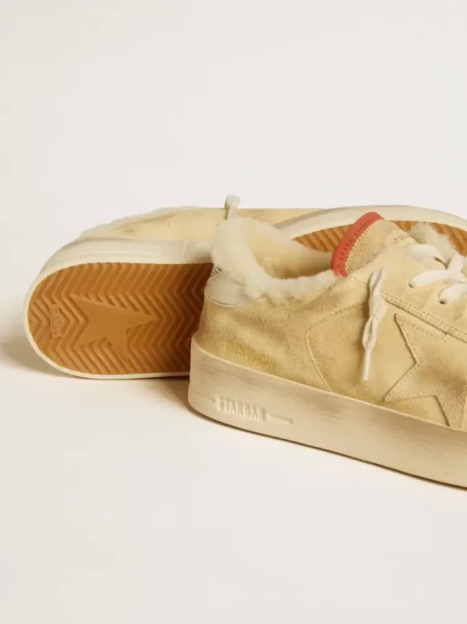 Stardan in beige suède met leren hielstuk en voering van schapenvacht