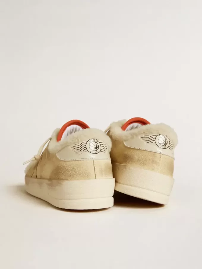 Stardan in beige suède met leren hielstuk en voering van schapenvacht