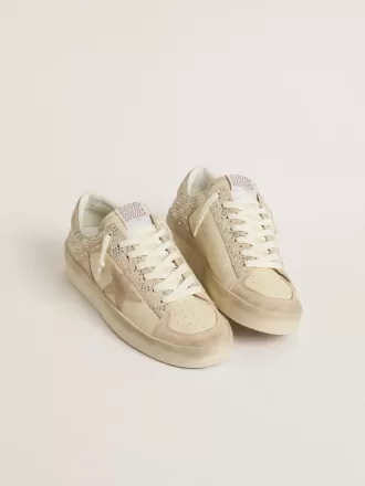 Stardan in crèmekleurig suède en leer met Swarovski en een suède ster