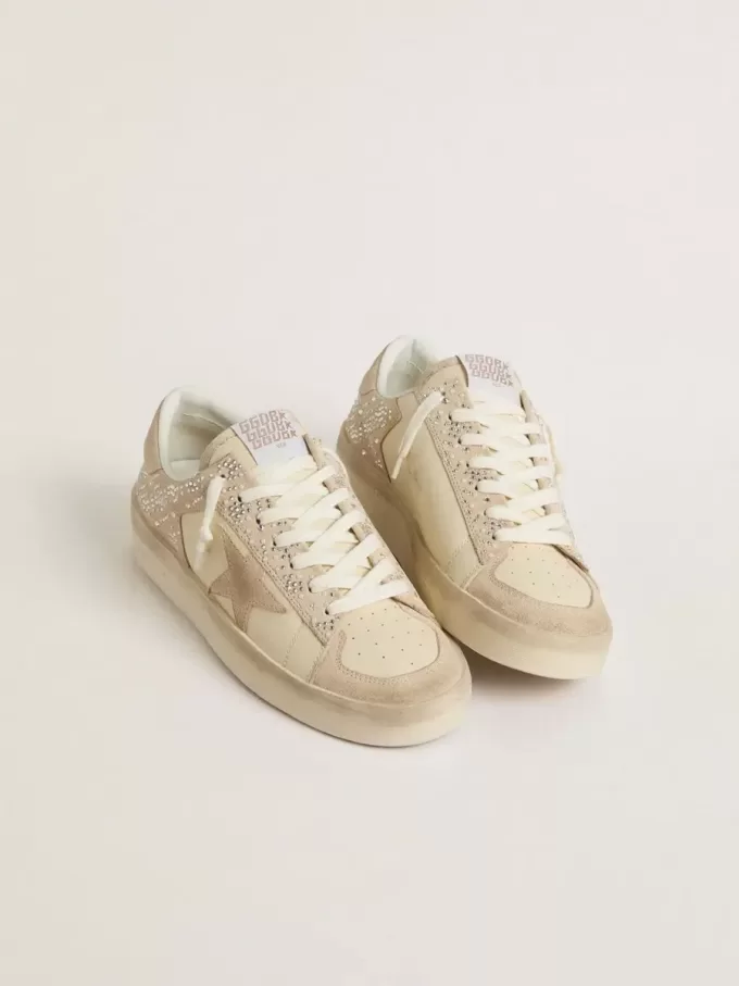 Stardan in crèmekleurig suède en leer met Swarovski en een suède ster
