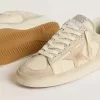 Stardan in crèmekleurig suède en leer met Swarovski en een suède ster