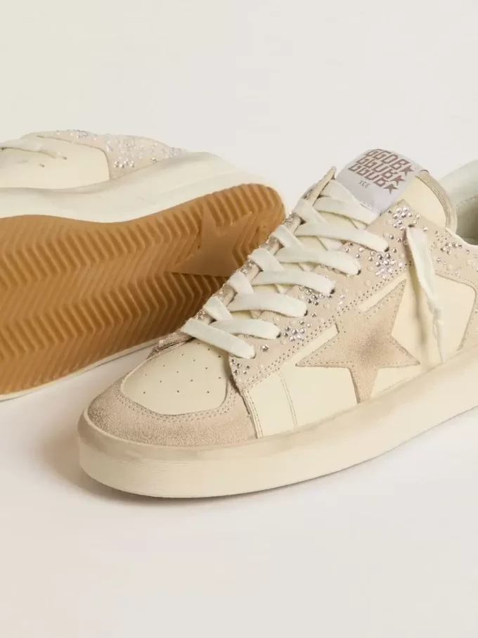 Stardan in crèmekleurig suède en leer met Swarovski en een suède ster