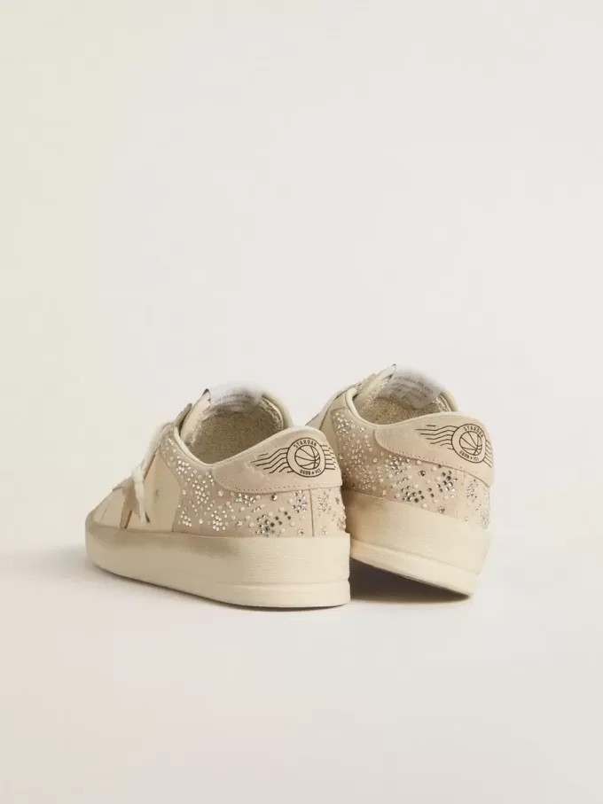 Stardan in crèmekleurig suède en leer met Swarovski en een suède ster