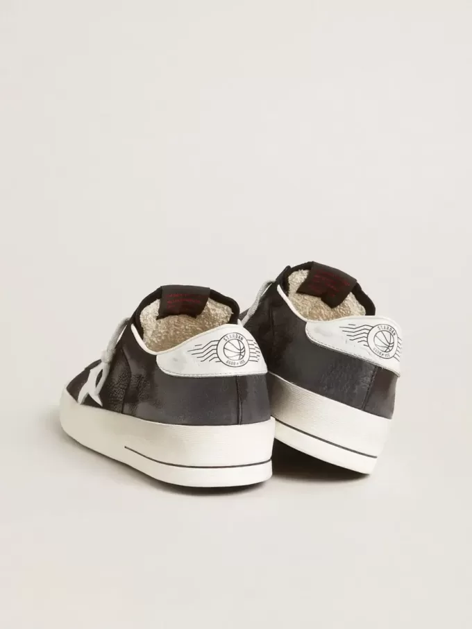 Stardan in zwart nubuck en mesh met grijze leren ster en hielstuk