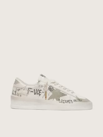 Stardan met beige suède ster en neus en all-over letters en patronen