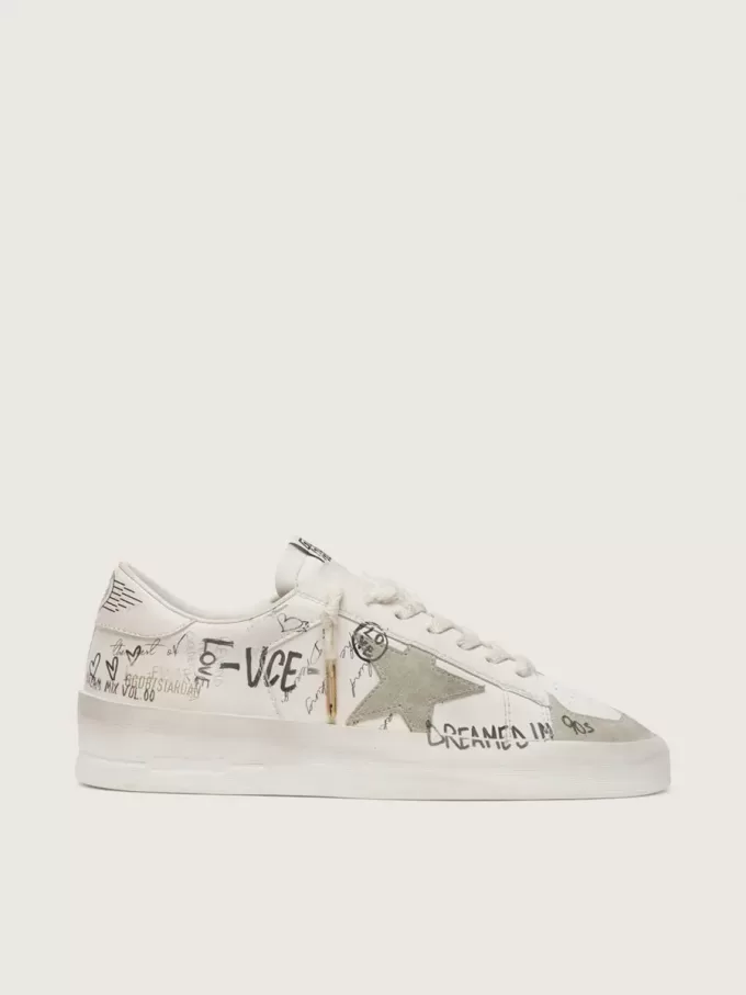Stardan met beige suède ster en neus en all-over letters en patronen