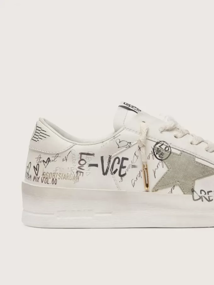 Stardan met beige suède ster en neus en all-over letters en patronen