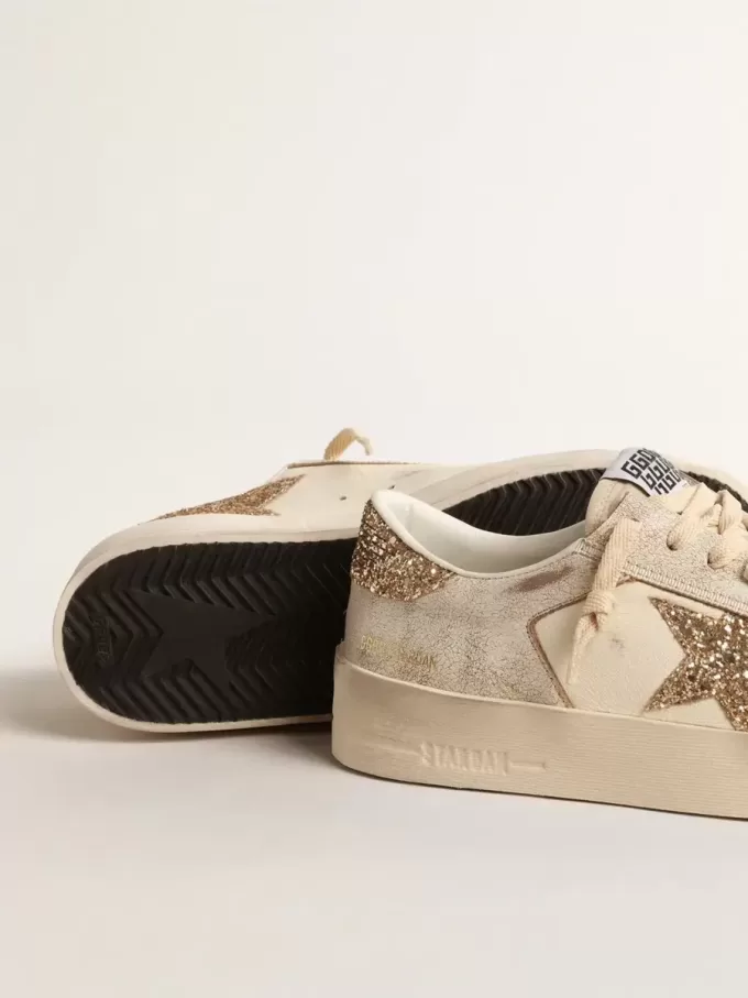 Stardan voor dames in ecru nappaleer met gouden glitterster en hielbandje