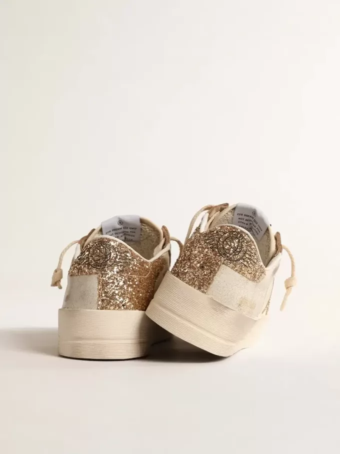 Stardan voor dames in ecru nappaleer met gouden glitterster en hielbandje