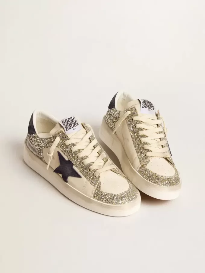Stardan voor dames in platina glitter met donkerblauwe suède ster en hielbandje