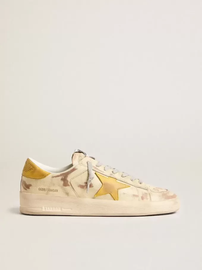 Stardan voor heren in beige leer met honingkleurige nubuck ster en hielstuk