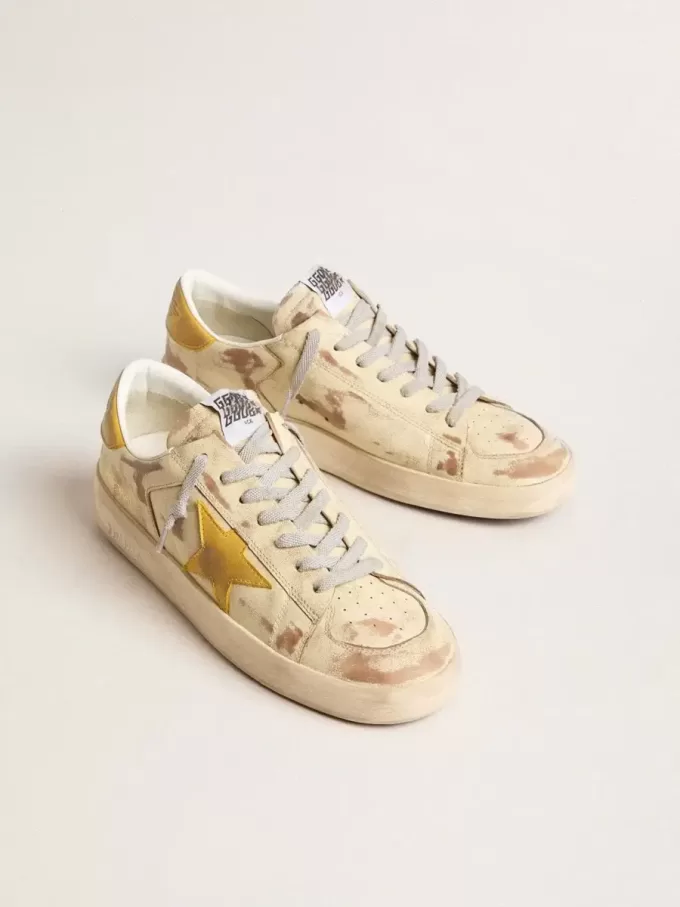 Stardan voor heren in beige leer met honingkleurige nubuck ster en hielstuk