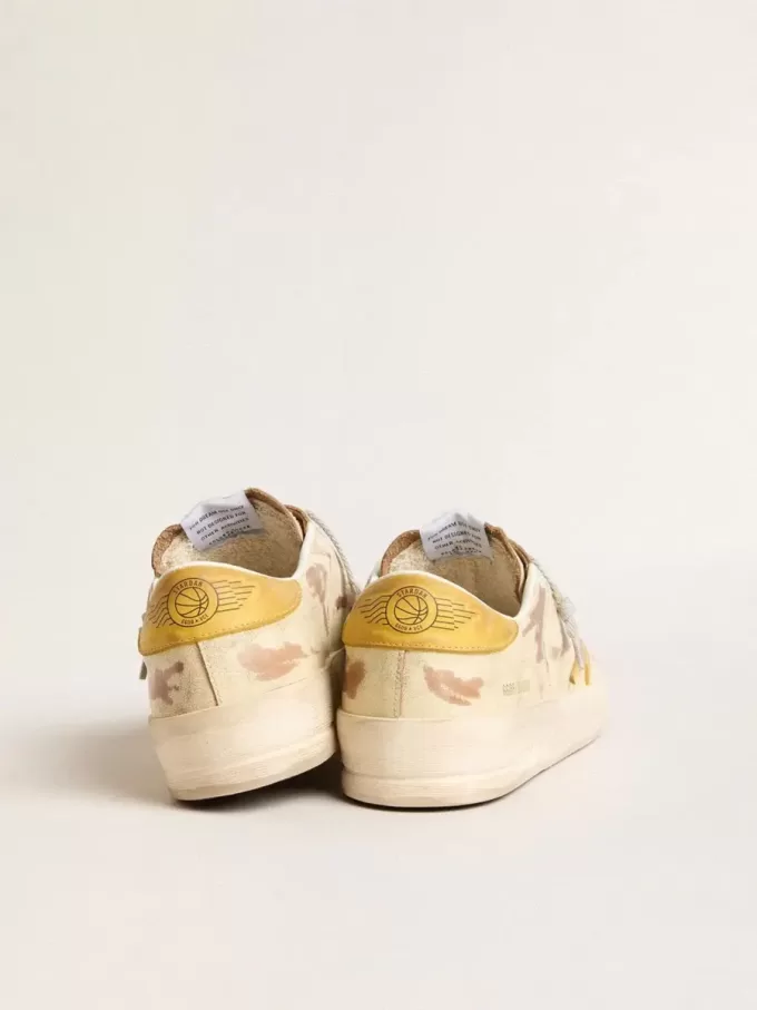 Stardan voor heren in beige leer met honingkleurige nubuck ster en hielstuk