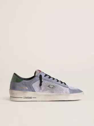 Stardan voor heren in poederblauw suède met groene leren ster en hielstuk