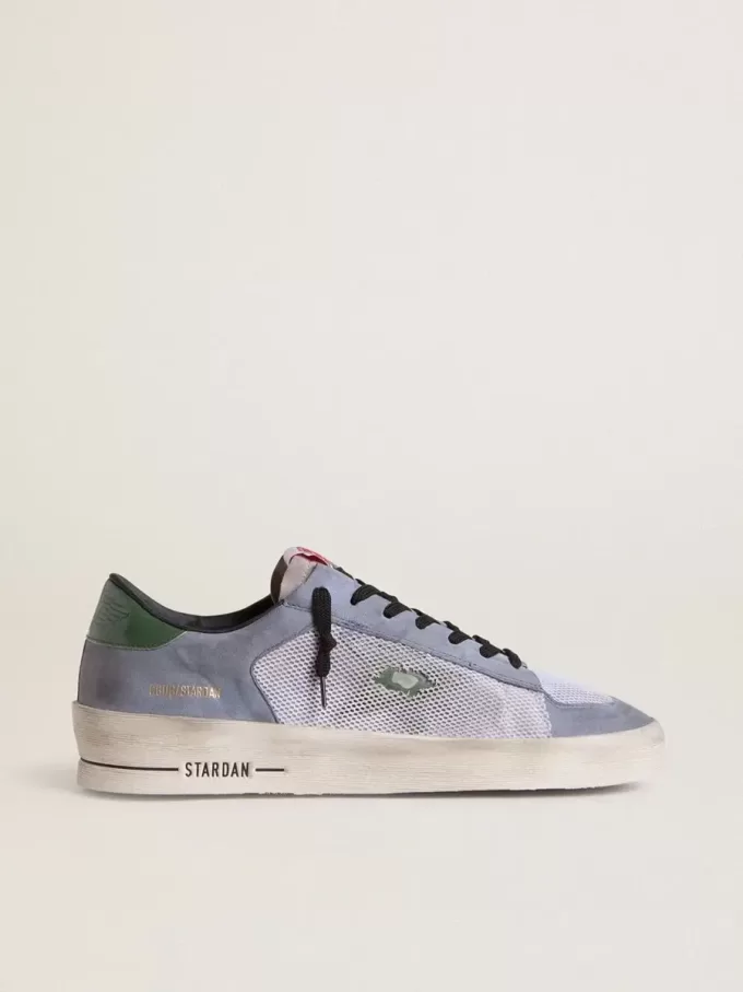 Stardan voor heren in poederblauw suède met groene leren ster en hielstuk