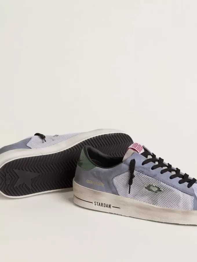 Stardan voor heren in poederblauw suède met groene leren ster en hielstuk