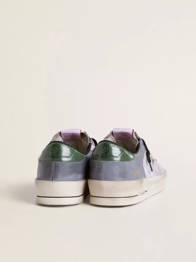 Stardan voor heren in poederblauw suède met groene leren ster en hielstuk