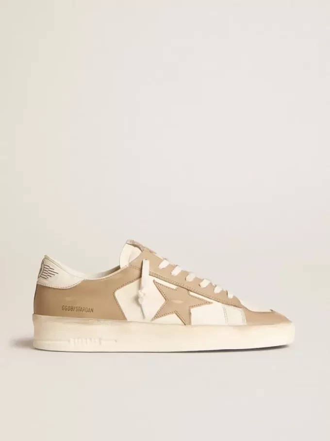 Stardan voor heren in wit en beige leer met beige ster en witte hielband.