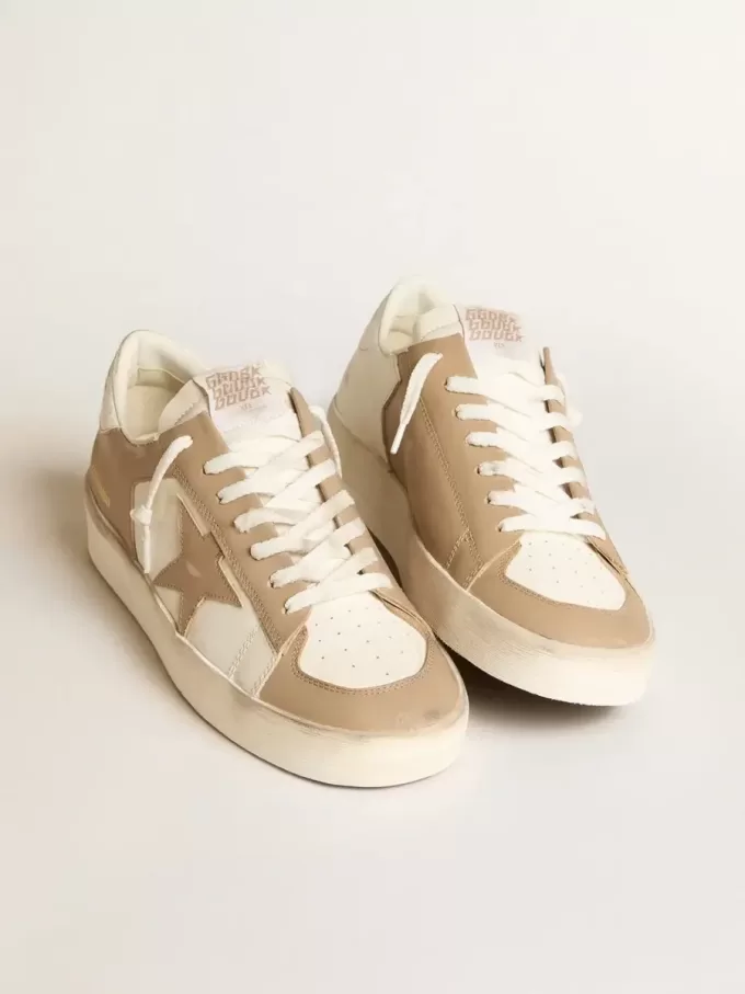 Stardan voor heren in wit en beige leer met beige ster en witte hielband.