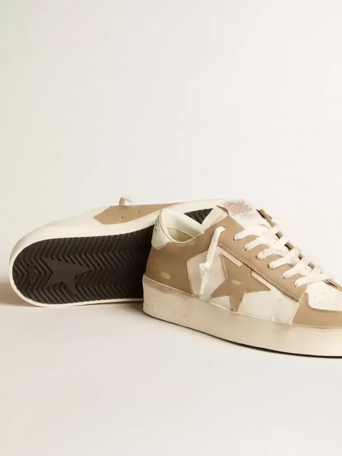 Stardan voor heren in wit en beige leer met beige ster en witte hielband.