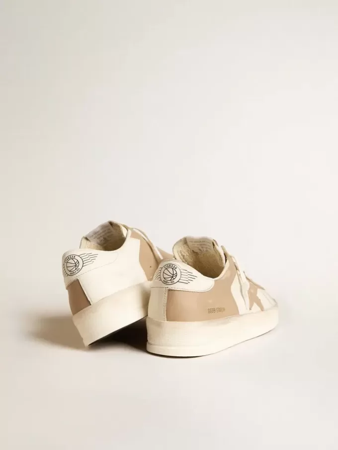 Stardan voor heren in wit en beige leer met beige ster en witte hielband.