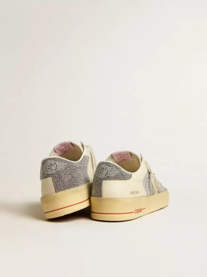 Stardan voor heren van suède met zandkleurige ster en Swarovski-kristallen inzetstukken