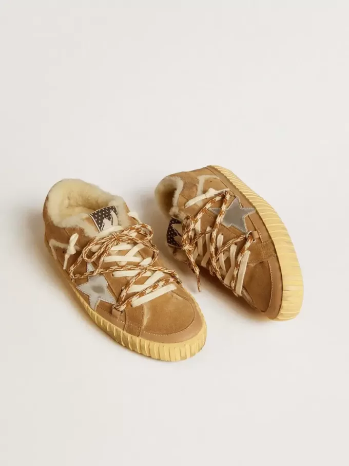 Super-Star in beige suède en schapenvacht met metallic leren ster