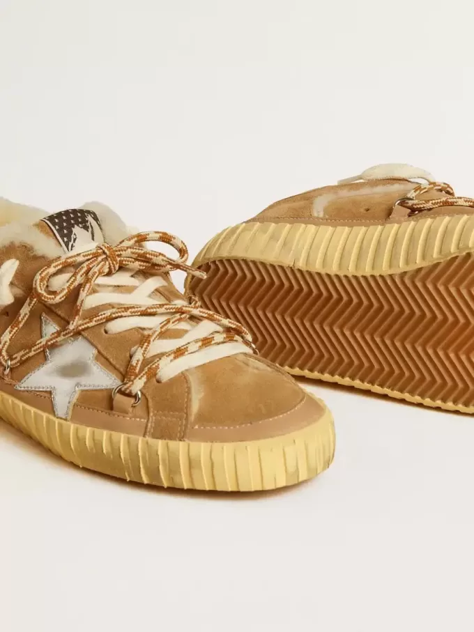 Super-Star in beige suède en schapenvacht met metallic leren ster