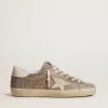 Super-Star in beige suède en veelkleurige kristallen met crèmekleurige leren ster en hielstuk.