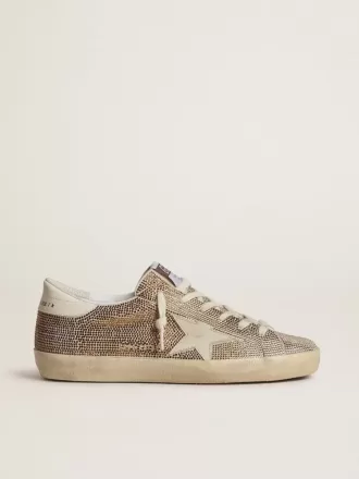 Super-Star in beige suède en veelkleurige kristallen met crèmekleurige leren ster en hielstuk.