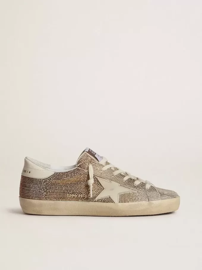 Super-Star in beige suède en veelkleurige kristallen met crèmekleurige leren ster en hielstuk.