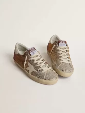 Super-Star in beige suède en veelkleurige kristallen met crèmekleurige leren ster en hielstuk.