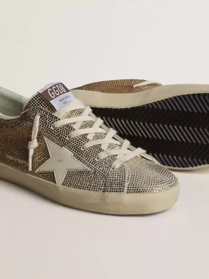 Super-Star in beige suède en veelkleurige kristallen met crèmekleurige leren ster en hielstuk.