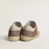 Super-Star in beige suède en veelkleurige kristallen met crèmekleurige leren ster en hielstuk.