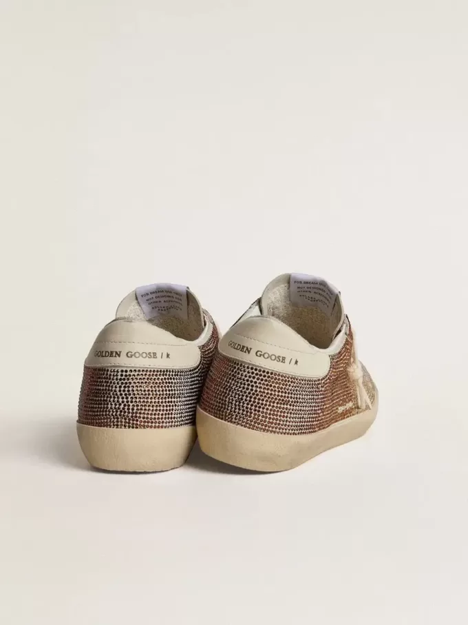 Super-Star in beige suède en veelkleurige kristallen met crèmekleurige leren ster en hielstuk.