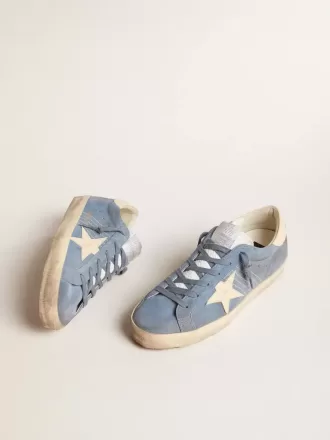 Super-Star in lichtblauw suède met beige leren ster en hielstuk