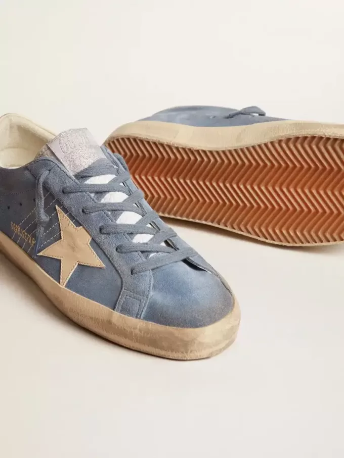 Super-Star in lichtblauw suède met beige leren ster en hielstuk