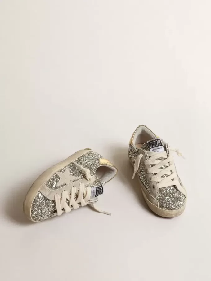 Super-Star Junior in glitter met een suède ster en gouden hiellip.