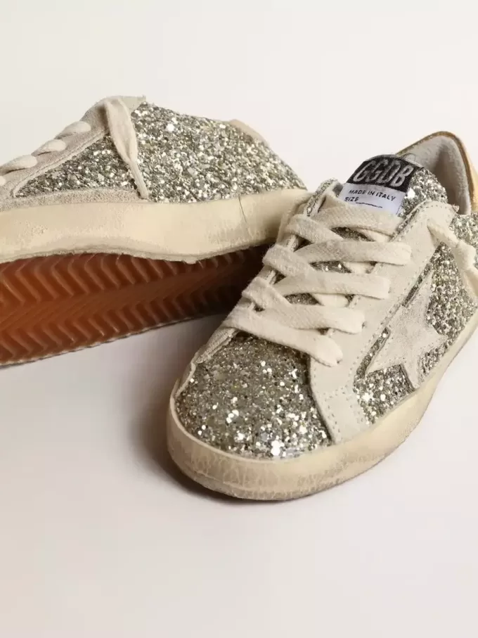 Super-Star Junior in glitter met een suède ster en gouden hiellip.